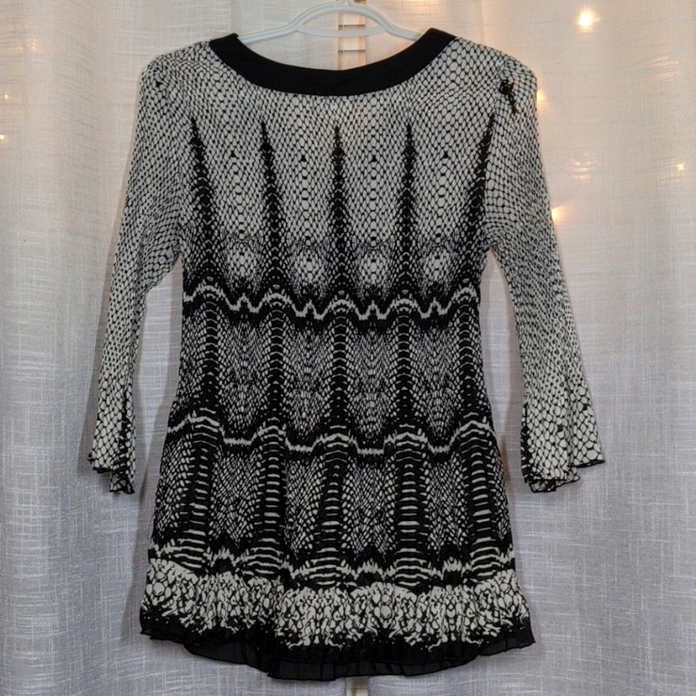 Beautiful flowy blouse - Picture 2 of 2
